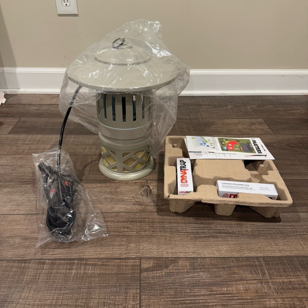 DynaTrap 3 Insect Trap Mosquito Control Bug Killer 1/2Acre Coverage 2 Extra Bulb - Picture 9 of 9